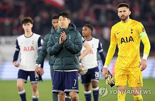 토트넘은 9일 오후 11시 영국 런던의 토트넘 홋스퍼 스타디움에서 본머스와 2024-2025시즌 프리미어리그 28라운드 홈 맞대결을 펼친다. 27경기서 10승3무14패로 승점 33을 기록 중인 토트넘은 13위다. 14위 에버턴부터 15위 맨체스터 유나이티드, 16위 웨스트햄 유나이티드까지 33점 동률을 이루고 있다. 본머스는 승점 43으로 토트넘보다 10점 앞선 9위다. 토트넘 주장 손흥민은 오는 14일 열리는 유로파리그 16강 2차전 출격을 위해 이날 경기에선 벤치 대기한다. 연합뉴스