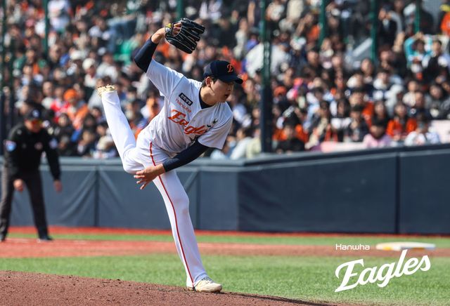 9일 청주야구장에서 열린 2025 KBO리그 두산 베어스와 한화 이글스의 경기, 한화 조동욱이 공을 힘차게 던지고 있다. 한화 이글스