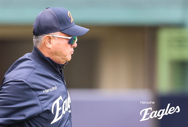 9일 청주야구장에서 열린 2025 KBO리그 두산 베어스와 한화 이글스의 경기, 경기 전 한화 김경문 감독이 선수들의 훈련을 지켜보고 있다. 한화 이글스