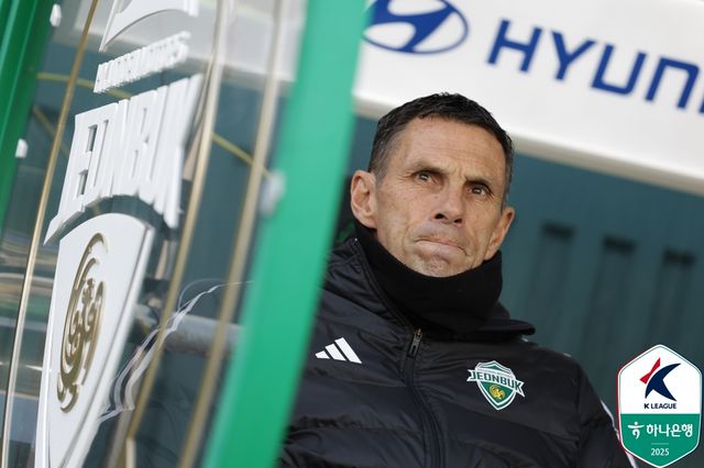 강원FC는 9일 전북월드컵경기장에서 열린 전북현대와의 '하나은행 K리그1 2024' 4라운드 원정 경기에서 후반 45분에 터진 김경민의 결승골에 힘입어 1-0 승리를 거뒀다. 이날 승리로 강원은 전북전 연승 기록을 5연승으로 늘렸다. 전북의 경우 또다시 강원전에서 고개를 숙이면서 최근 공식전 4경기 무승(1무3패)과 3연패 수렁에 빠졌다. 한국프로축구연맹 제공