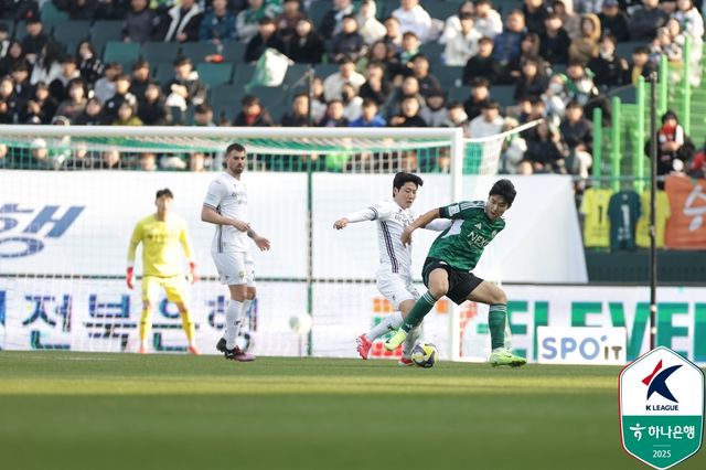 강원FC는 9일 전북월드컵경기장에서 열린 전북현대와의 '하나은행 K리그1 2024' 4라운드 원정 경기에서 후반 45분에 터진 김경민의 결승골에 힘입어 1-0 승리를 거뒀다. 이날 승리로 강원은 전북전 연승 기록을 5연승으로 늘렸다. 전북의 경우 또다시 강원전에서 고개를 숙이면서 최근 공식전 4경기 무승(1무3패)과 3연패 수렁에 빠졌다. 한국프로축구연맹 제공