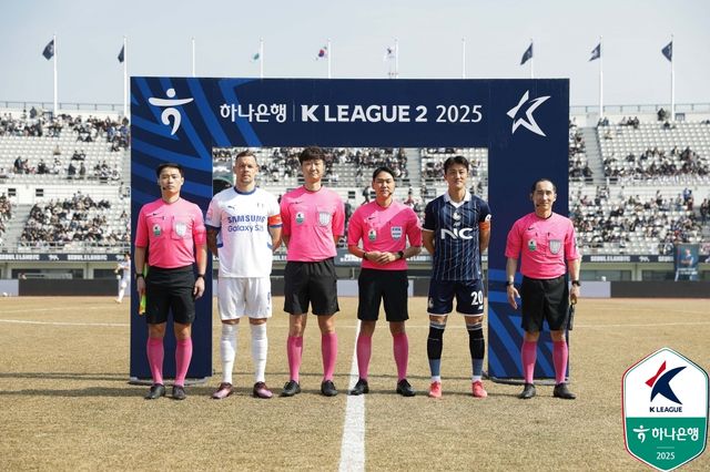 이랜드가 9일 서울 목동운동장에서 열린 수원삼성과의 '하나은행 K리그2 2025' 3라운드 맞대결에서 네 골을 폭발시키며 연속골이 터지면서 4-2 대승을 거뒀다.&nbsp; 9644명의 관중이 경기장을 찾은 가운데, 시즌 시작 전 이랜드, 수원, 인천유나이티드가 3강으로 평가받은 가운데, 수원은 두 팀에게 시즌 초반 모두 패하면서 엇박자가 났다.&nbsp;한국프로축구연맹