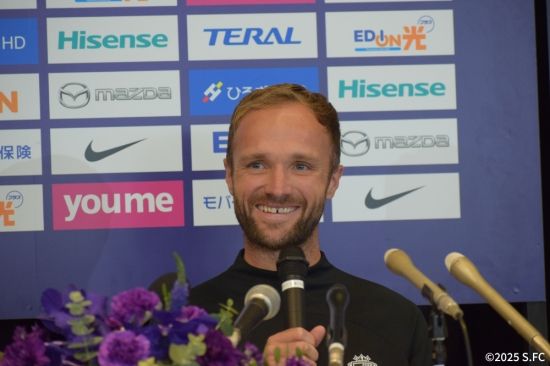 일본 J리그 산프레체 히로시마가 아시아축구연맹(AFC)으로부터 징꼐를 받았다. 이적 이틀 만에 유럽 출신 선수를 출전시키려다가 화를 입었다.&nbsp; AFC가 지난 8일(한국시간) 히로시마와 라이언 시티 세일러스(싱가포르)의 2024-2025시즌 AFC 챔피언스리그 2(ACLT) 8강 1차전 경기를 부정 선수 출전으로 인해 히로시마의 몰수패로 선언했다.&nbsp;히로시마