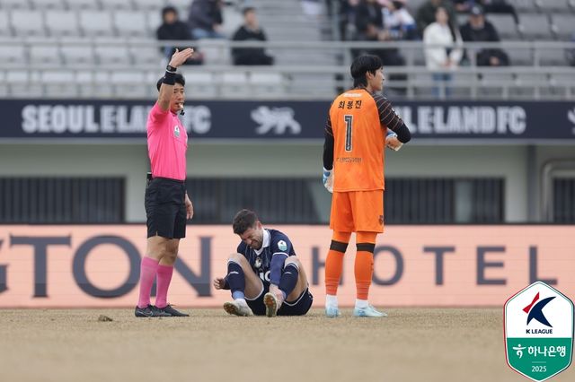 이랜드와 수원이 9일 오후 2시 서울 목동운동장에서 '하나은행 K리그2 2025' 3라운드 맞대결을 갖는다.&nbsp; 개막 후 아직 지지 않은 이랜드는 현재 7위(1승 1무・승점 4), 수원은 2라운드에서 패해 10위(1승 1패・승점 3)에 머물러 있다.&nbsp;한국프로축구연맹