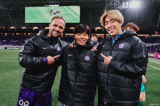 일본 J리그 산프레체 히로시마가 아시아축구연맹(AFC)으로부터 징꼐를 받았다. 이적 이틀 만에 유럽 출신 선수를 출전시키려다가 화를 입었다.&nbsp; AFC가 지난 8일(한국시간) 히로시마와 라이언 시티 세일러스(싱가포르)의 2024-2025시즌 AFC 챔피언스리그 2(ACLT) 8강 1차전 경기를 부정 선수 출전으로 인해 히로시마의 몰수패로 선언했다.&nbsp;히로시마