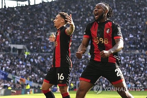 안지 포스테코글루 감독이 이끄는 토트넘이 9일(한국시간) 영국 런던에 있는 토트넘 홋스퍼 스타디움에서 열린 본머스와의 2024-2025시즌 프리미어리그 28라운드 홈 경기에서 손흥민의 페널티킥 득점이 터지며 2-2 무승부를 거뒀다.&nbsp;연합뉴스