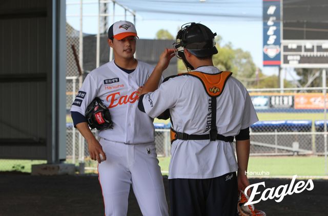 호주 멜버른의 멜버른 볼파크에서 진행된 한화 이글스의 1차 스프링캠프, 문동주가 포수와 대화를 하고 있다. 한화 이글스