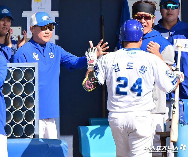 2일 오후 일본 오키나와 온나손 아카마 구장에서 열린 KIA 타이거즈와 삼성 라이온즈의 연습경기, 7회말 1사 1,2루 삼성 김도환이 스리런 홈런을 날린 후 박진만 감독과 하이파이브를 하고 있다. 엑스포츠뉴스 DB