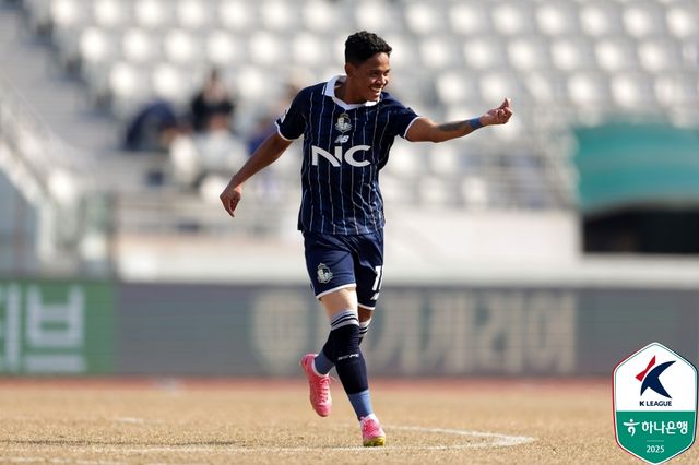 이랜드가 9일 서울 목동운동장에서 열린 수원삼성과의 '하나은행 K리그2 2025' 3라운드 맞대결에서 네 골을 폭발시키며 연속골이 터지면서 4-2 대승을 거뒀다.&nbsp; 9644명의 관중이 경기장을 찾은 가운데, 시즌 시작 전 이랜드, 수원, 인천유나이티드가 3강으로 평가받은 가운데, 수원은 두 팀에게 시즌 초반 모두 패하면서 엇박자가 났다.&nbsp;한국프로축구연맹