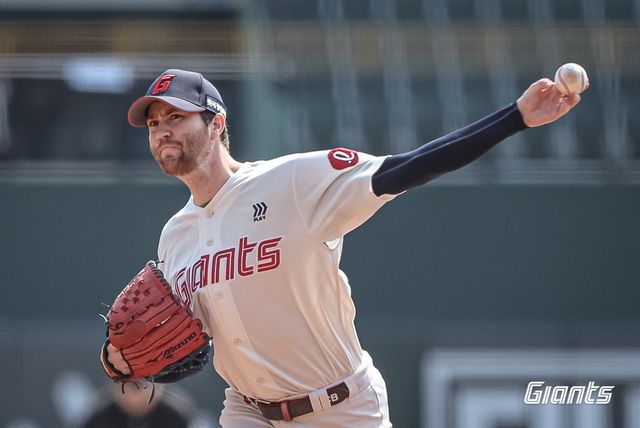 롯데 자이언츠 에이스 찰리 반즈가 9일 부산 사직야구장에서 열린 2025 신한 SOL Bank KBO 시범경기 2차전에서 KIA 타이거즈를 상대로 4이닝 무실점 호투를 펼쳤다. 사진 롯데 자이언츠
