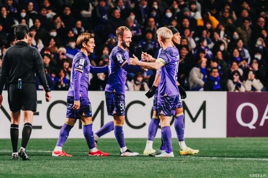 일본 J리그 산프레체 히로시마가 아시아축구연맹(AFC)으로부터 징꼐를 받았다. 이적 이틀 만에 유럽 출신 선수를 출전시키려다가 화를 입었다.&nbsp; AFC가 지난 8일(한국시간) 히로시마와 라이언 시티 세일러스(싱가포르)의 2024-2025시즌 AFC 챔피언스리그 2(ACLT) 8강 1차전 경기를 부정 선수 출전으로 인해 히로시마의 몰수패로 선언했다.&nbsp;히로시마