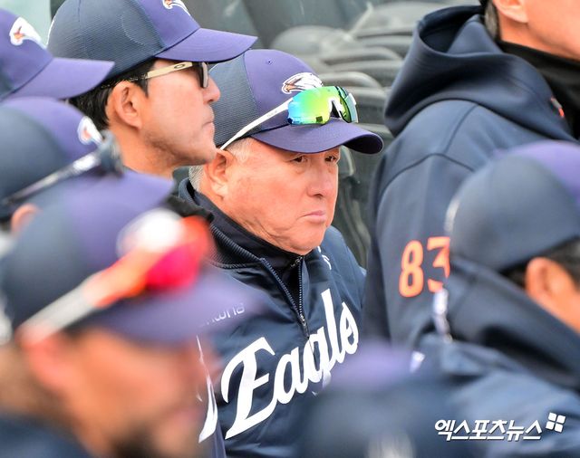 6일 오후 대전 한화생명 볼파크에서 열린 한화 청백전 경기, 한화 김경문 감독이 경기를 지켜보고 있다. 엑스포츠뉴스DB