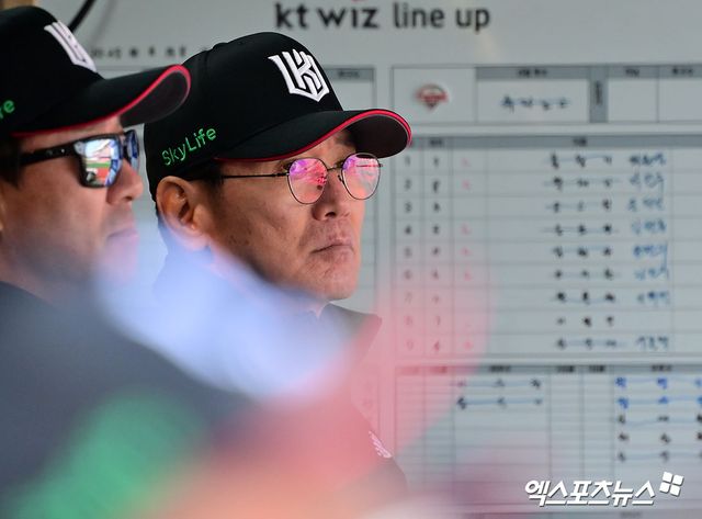 KT 위즈 이강철 감독이 8일 수원 KT위즈파크에서 열린 LG 트윈스와의 시범경기에서 선수들의 플레이를 지켜보고 있다. 수원, 김한준 기자