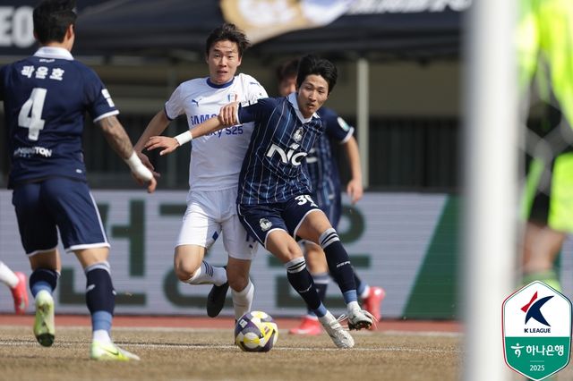 이랜드가 9일 서울 목동운동장에서 열린 수원삼성과의 '하나은행 K리그2 2025' 3라운드 맞대결에서 네 골을 폭발시키며 연속골이 터지면서 4-2 대승을 거뒀다.&nbsp; 9644명의 관중이 경기장을 찾은 가운데, 시즌 시작 전 이랜드, 수원, 인천유나이티드가 3강으로 평가받은 가운데, 수원은 두 팀에게 시즌 초반 모두 패하면서 엇박자가 났다.&nbsp;한국프로축구연맹