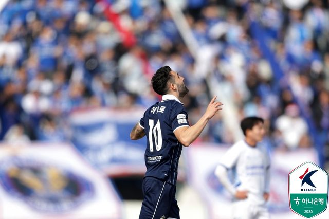 이랜드가 9일 서울 목동운동장에서 열린 수원삼성과의 '하나은행 K리그2 2025' 3라운드 맞대결에서 네 골을 폭발시키며 연속골이 터지면서 4-2 대승을 거뒀다.&nbsp; 9644명의 관중이 경기장을 찾은 가운데, 시즌 시작 전 이랜드, 수원, 인천유나이티드가 3강으로 평가받은 가운데, 수원은 두 팀에게 시즌 초반 모두 패하면서 엇박자가 났다.&nbsp;한국프로축구연맹