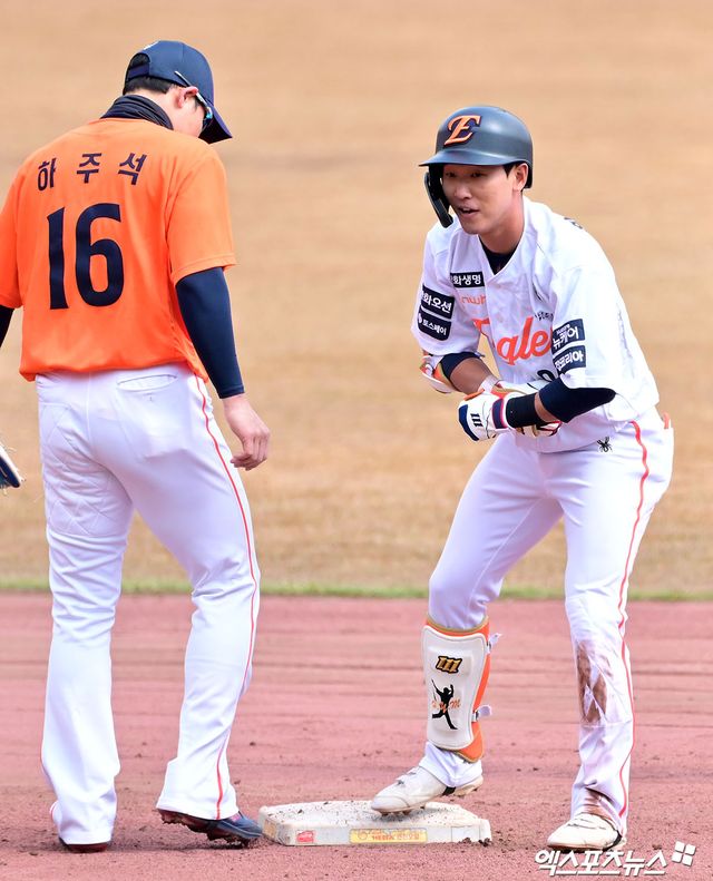 6일 오후 대전 한화생명 볼파크에서 열린 한화 청백전 경기, 한화 황영묵이 2루타를 날린 후 타임을 요청하고 있다. 엑스포츠뉴스DB