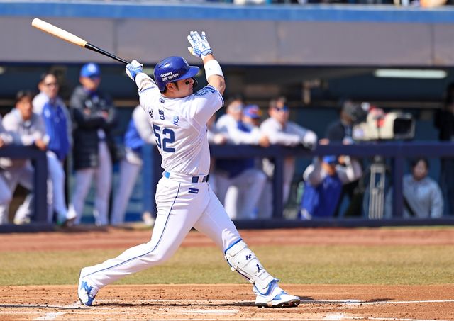 9일 오후 대구삼성라이온즈파크에서 열린 2025 신한 SOL Bank KBO리그 시범경기 SSG 랜더스와 삼성 라이온즈의 경기, 1회말 1사 1루 삼성 박병호가 투런홈런을 치고 있다. 삼성 라이온즈