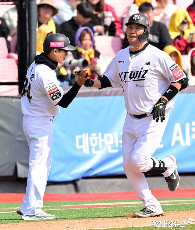 KT 위즈 장성우가 8일 수원 KT위즈파크에서 열린 LG 트윈스와의 시범경기에서 홈런을 친 뒤 베이스를 돌고 있다. 수원, 김한준 기자