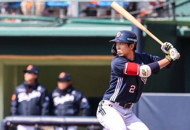 9일 청주야구장에서 열린 2025 KBO리그 두산 베어스와 한화 이글스의 경기, 두산 김민석이 타격을 하고 있다. 두산 베어스
