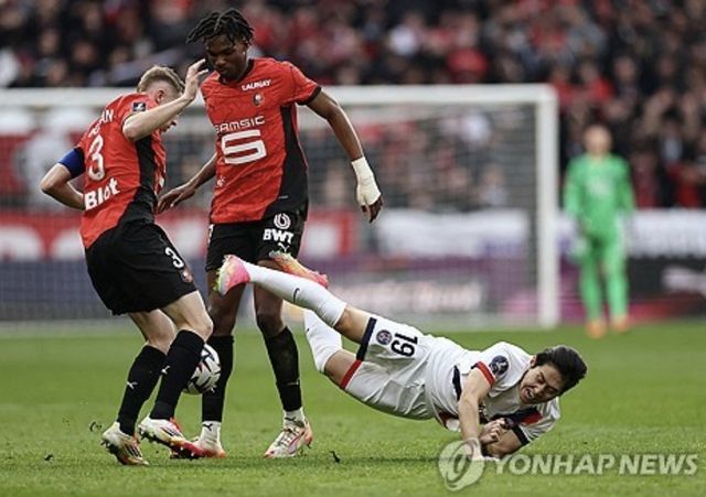 이강인이 손흥민 소속팀인 토트넘의 관심을 받고 있다는 보도가 등장했다. '토트넘 트랜스퍼 뉴스'는 이강인을 토트넘이 주시하고 있으며 630억원이면 영입 가능한 것으로 파악했다고 보도했다. 이강인이 이적에 성공하고 손흥민이 올여름 잔류하면 한국 축구의 원투펀치가 북런던에서 결합하는 셈이 된다. 연합뉴스