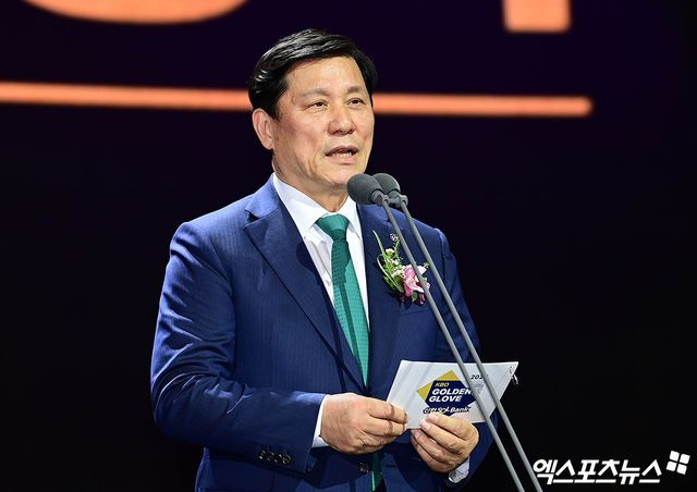 13일 오후 서울 삼성동 코엑스 오디토리움에서 열리는 '2024 KBO 골든글러브' 시상식에 앞서 허구연 KBO 총재가 인사하고 있다. 엑스포츠뉴스 DB