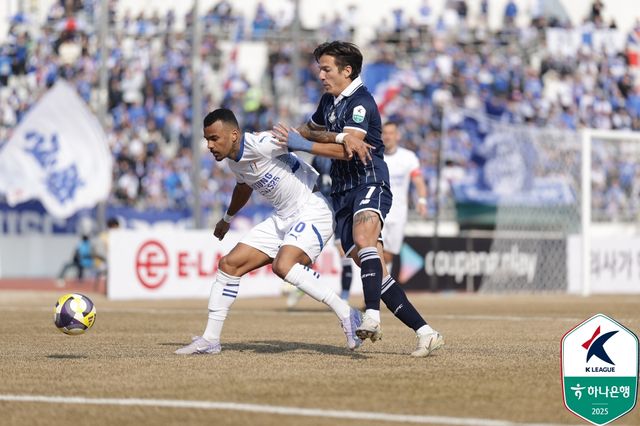 이랜드가 9일 서울 목동운동장에서 열린 수원삼성과의 '하나은행 K리그2 2025' 3라운드 맞대결에서 네 골을 폭발시키며 연속골이 터지면서 4-2 대승을 거뒀다.&nbsp; 9644명의 관중이 경기장을 찾은 가운데, 시즌 시작 전 이랜드, 수원, 인천유나이티드가 3강으로 평가받은 가운데, 수원은 두 팀에게 시즌 초반 모두 패하면서 엇박자가 났다.&nbsp;한국프로축구연맹