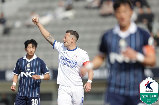 이랜드가 9일 서울 목동운동장에서 열린 수원삼성과의 '하나은행 K리그2 2025' 3라운드 맞대결에서 네 골을 폭발시키며 연속골이 터지면서 4-2 대승을 거뒀다.&nbsp; 9644명의 관중이 경기장을 찾은 가운데, 시즌 시작 전 이랜드, 수원, 인천유나이티드가 3강으로 평가받은 가운데, 수원은 두 팀에게 시즌 초반 모두 패하면서 엇박자가 났다.&nbsp;한국프로축구연맹