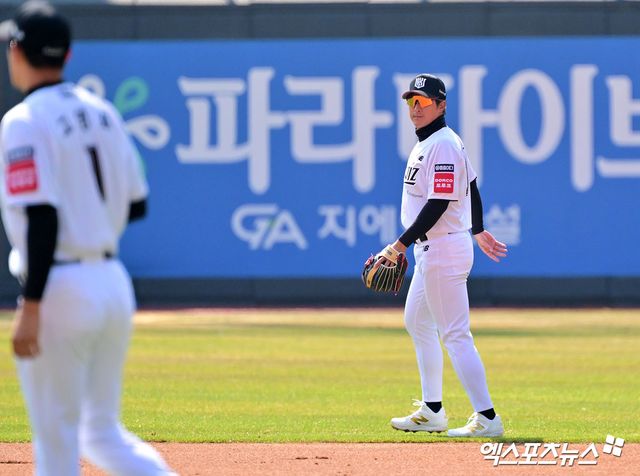 8일 오후 수원KT위즈파크에서 열린 '2025 신한 SOL Bank KBO리그' LG 트윈스와 KT 위즈의 시범경기, 1회초1사 KT 황재균이 포구 실책을 한 후 아쉬워하고 있다. 수원, 김한준 기자