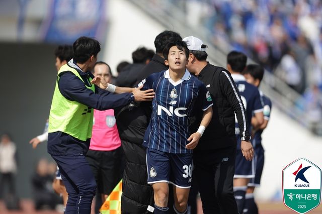 이랜드가 9일 서울 목동운동장에서 열린 수원삼성과의 '하나은행 K리그2 2025' 3라운드 맞대결에서 네 골을 폭발시키며 연속골이 터지면서 4-2 대승을 거뒀다.&nbsp; 9644명의 관중이 경기장을 찾은 가운데, 시즌 시작 전 이랜드, 수원, 인천유나이티드가 3강으로 평가받은 가운데, 수원은 두 팀에게 시즌 초반 모두 패하면서 엇박자가 났다.&nbsp;한국프로축구연맹