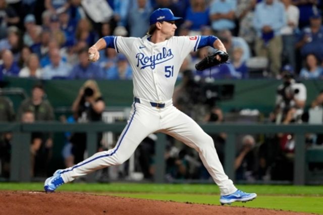 신시내티 우완투수 브래디 싱어가 1일 미국 오하이오주 신시내티에 위치한 그레이트 아메리칸 볼파크에서 열린 2025 미국프로야구 메이저리그 텍사스 레인저스와의 홈경기에 선발 등판해 7이닝 1피안타 2볼넷 8탈삼진 무실점으로 승리투수가 됐다. 싱어의 캔자스시티 로열스 시절 모습. AFP 연합뉴스