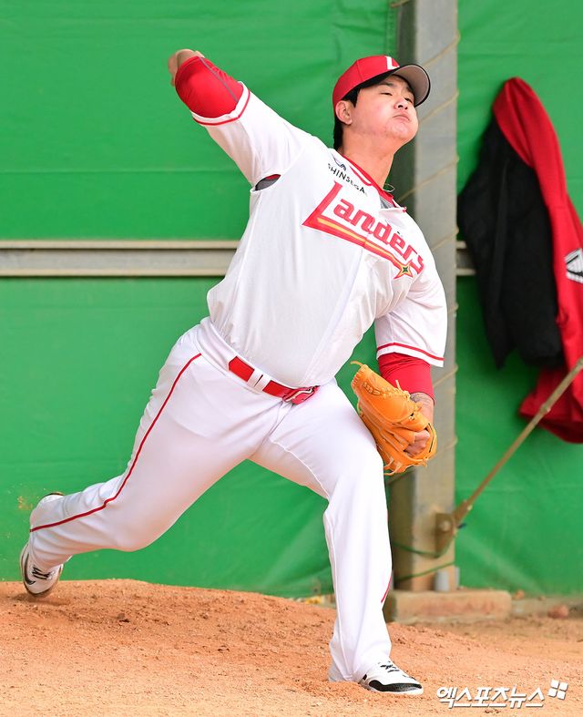 24일 오전 일본 오키나와 고친다 구장에서 진행된 SSG 랜더스 스프링캠프, SSG 김민이 불펜 피칭을 하고 있다. 엑스포츠뉴스 DB