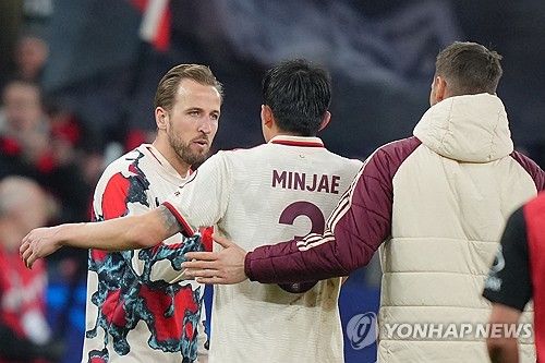 독일 매체 'TZ'가 지난달 31일(한국시간) 수비진이 무너진 뮌헨에 콤파니 감독이 믿을 건 김민재뿐이라면서도 김민재도 위험하다고 보도했다.&nbsp; 현재 뮌헨 수비진은 사실상 전멸 상태다. 3월 A매치 기간에 알폰소 데이비스는 캐나다 축구대표팀에서 무려 십자인대 부상을 당하고 돌아왔다. 그리고 프랑스 축구 국가대표팀에 다녀 온 다요 우파메카노는 무릎 관절염과 연골 부상이 터지면서 수술을 받아 5월 말에나 복귀가 가능하다.&nbsp;연합뉴스