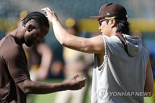 샌디에이고 파드리스에서 함께 뛰었던 김하성(오른쪽)과 주릭슨 프로파. 사진 연합뉴스