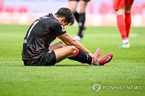 독일 매체 빌트가 1일(한국시간) 발목 부상을 당한 정우영이 시즌 아웃을 당할 위기이며 소속팀 베를린에서 그대로 떠날 수 있다고 보도했다.&nbsp; 정우영은 지난달 30일 프라이부르크에 있는 유로파 파크 슈타디온에서 열린 프라이부르크와 우니온 베를린의 2024-2025시즌 분데스리가 27라운드 원정 경기에 선발 출장했다. 하지만 전반 8분 만에 발목 부상으로 교체됐다. 연합뉴스