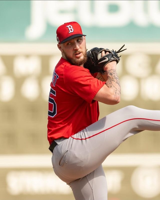 미국프로야구 메이저리그 보스턴 레드삭스 좌완투수 개럿 크로셰가 1일 소속팀 보스턴과 6년 총액 1억 7000만 달러 규모의 연장 계약에 합의했다. 크로셰는 올 시즌을 앞두고 시카고 화이트삭스에서 보스턴으로 트레이드됐으며, 지난달 28일 텍사스 레인저스를 상대로 시즌 첫 등판을 소화했다. 보스턴 공식 SNS