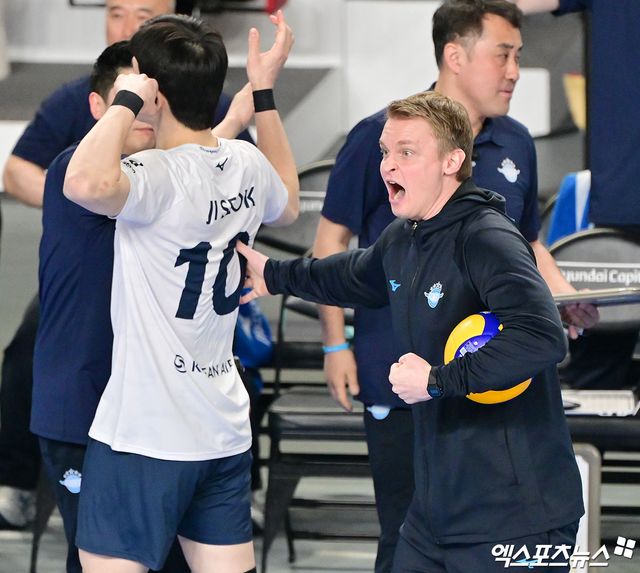 토미 틸리카이넨(오른쪽) 대한항공 감독이 1일 천안유관순체육관에서 열린 도드람 2024-2025 V리그 남자부 챔피언 결정전(5전 3승제) 현대캐피탈과의 1차전을 지휘하고 있다. 사진 엑스포츠뉴스 김한준 기자