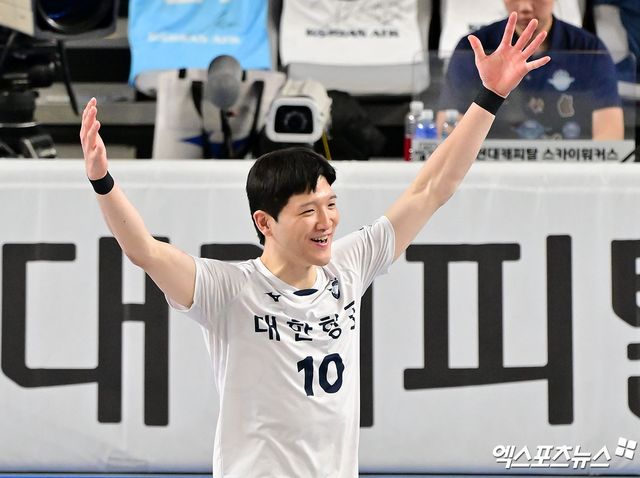 남자 프로배구 대한항공의 토종 에이스 정지석이 1일 천안유관순체육관에서 열린 도드람 2024-2025 V리그 남자부 챔피언 결정전(5전 3승제) 현대캐피탈과의 1차전에서 2세트 6득점으로 활약했다. 사진 엑스포츠뉴스 김한준 기자