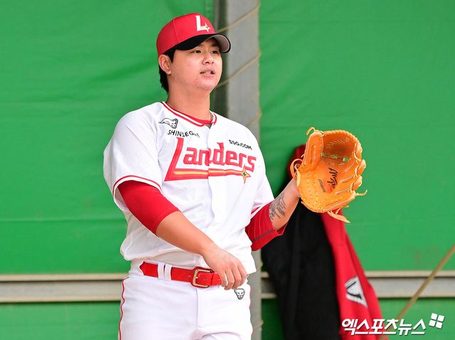 24일 오전 일본 오키나와 고친다 구장에서 진행된 SSG 랜더스 스프링캠프, SSG 김민이 불펜 피칭을 하고 있다. 엑스포츠뉴스 DB