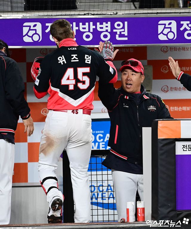 28일 오후 대전한화생명볼파크에서 열린 '2025 신한 SOL Bank KBO리그' 한화 이글스와 KIA 타이거즈의 경기, 7회초 KIA 선두타자 위즈덤이 한화 선발투수 폰세 상대로 솔로 홈런을 때려낸 뒤 더그아웃에서 이범호 감독과 하이파이브를 나누고 있다. 엑스포츠뉴스 DB