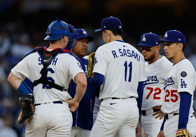 올 시즌을 앞두고 미국프로야구 메이저리그 LA 다저스의 일원이 된 일본인 투수 사사키 로키가 30일 미국 캘리포니아주 로스앤젤레스의 다저스타디움에서 열린 2025 미국프로야구 메이저리그 디트로이트 타이거즈와의 홈경기에 선발 등판해 1⅔이닝 3피안타 4볼넷 2탈삼진 2실점을 기록했다. 사사키의 현재 시즌 성적은 2경기 4⅔이닝 평균자책점 5.79다. AFP 연합뉴스