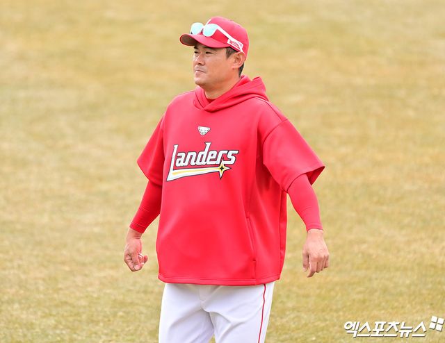 15일 오후 인천SSG랜더스필드에서 열리는 '2025 신한 SOL Bank KBO리그' LG 트윈스와 SSG 랜더스의 시범경기, SSG 노경은이 스트레칭을 하고 있다. 엑스포츠뉴스 DB