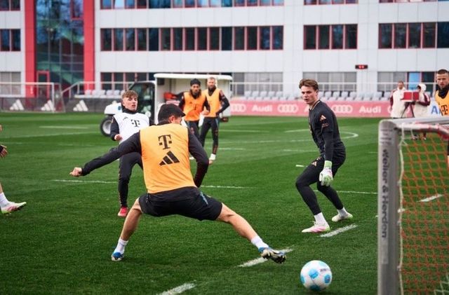 독일 매체 'TZ'는 31일 '김민재의 아킬레스건 상태는 조금 나아졌지만 여전히 완치된 상태는 아니다. 그는 최근 상파울리전에서 감기와 심한 기침을 앓은 후 허리 통증까지 겪고 있다'고 보도했다. 여기에 더해 뮌헨 전문 소식지 '바이언 앤드 저머니'는 자신의 사회관계망서비스(SNS)를 통해 '김민재는 사실 더 많은 휴식이 필요한 상태다'라면서 '콤파니 감독과 코칭 스태프는 고민에 빠졌다. 에릭 다이어와 요십 스타니시치를 선발로 기용할 것인지, 아니면 김민재가 컨디션 문제를 안고 계속 출전하게 할 것인지에 대한 고민이다'고 했다. 김민재 허리 통증이 심상치 않다는 뜻이다. 바이에른 뮌헨