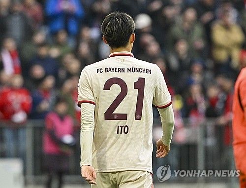 독일 매체 'TZ'가 지난달 31일(한국시간) 수비진이 무너진 뮌헨에 콤파니 감독이 믿을 건 김민재뿐이라면서도 김민재도 위험하다고 보도했다.&nbsp; 현재 뮌헨 수비진은 사실상 전멸 상태다. 3월 A매치 기간에 알폰소 데이비스는 캐나다 축구대표팀에서 무려 십자인대 부상을 당하고 돌아왔다. 그리고 프랑스 축구 국가대표팀에 다녀 온 다요 우파메카노는 무릎 관절염과 연골 부상이 터지면서 수술을 받아 5월 말에나 복귀가 가능하다.&nbsp;연합뉴스