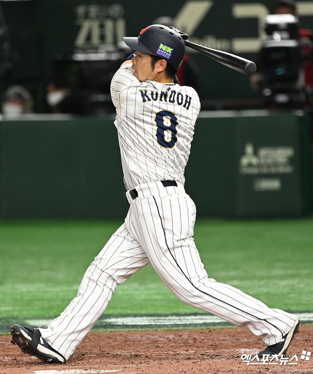 일본프로야구(NPB) 소프트뱅크 호크스의 강타자 콘도 켄스케가 허리 부상으로 수술을 받아 2025 시즌 전반기를 뛸 수 없을 것으로 보인다. 사진 엑스포츠뉴스 DB