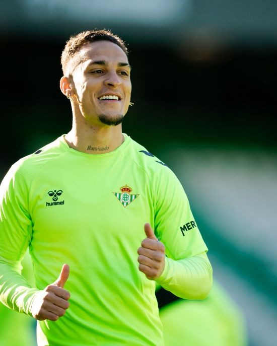 영국 매체 '아이뉴스'가 1일(한국시간) 맨유가 후벵 아모림의 선수단 개편을 위해 10명의 선수를 팔 준비가 됐다면서 스페인에서 부활한 공격수 안토니를 적정가에 판매하려 한다고 보도했다. 베티스