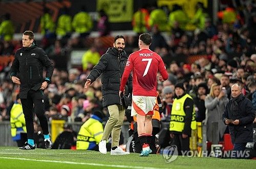영국 매체 '아이뉴스'가 1일(한국시간) 맨유가 후벵 아모림의 선수단 개편을 위해 10명의 선수를 팔 준비가 됐다면서 스페인에서 부활한 공격수 안토니를 적정가에 판매하려 한다고 보도했다. 연합뉴스