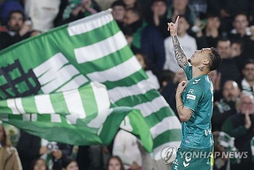 영국 매체 '아이뉴스'가 1일(한국시간) 맨유가 후벵 아모림의 선수단 개편을 위해 10명의 선수를 팔 준비가 됐다면서 스페인에서 부활한 공격수 안토니를 적정가에 판매하려 한다고 보도했다. 연합뉴스