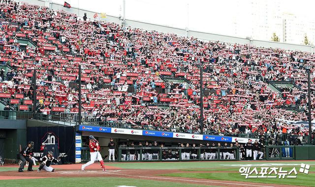 프로야구 롯데 자이언츠가 올해 총 4차례 홈 구장인 사직야구장 안전 점검을 실시, 문제가 발견되지 않았다고 밝혔다. 사진 엑스포츠뉴스 DB