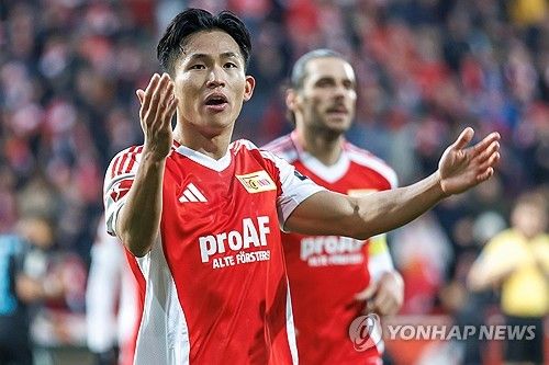 독일 매체 빌트가 1일(한국시간) 발목 부상을 당한 정우영이 시즌 아웃을 당할 위기이며 소속팀 베를린에서 그대로 떠날 수 있다고 보도했다.&nbsp; 정우영은 지난달 30일 프라이부르크에 있는 유로파 파크 슈타디온에서 열린 프라이부르크와 우니온 베를린의 2024-2025시즌 분데스리가 27라운드 원정 경기에 선발 출장했다. 하지만 전반 8분 만에 발목 부상으로 교체됐다. 연합뉴스