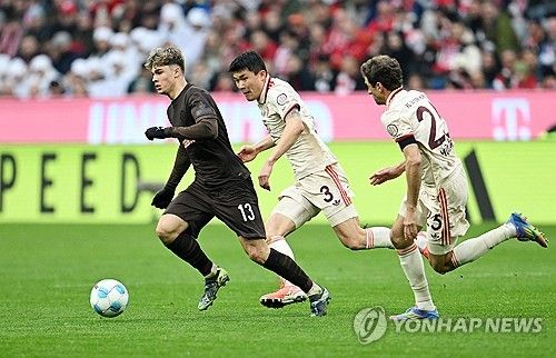 독일 매체 'TZ'는 31일 '김민재의 아킬레스건 상태는 조금 나아졌지만 여전히 완치된 상태는 아니다. 그는 최근 상파울리전에서 감기와 심한 기침을 앓은 후 허리 통증까지 겪고 있다'고 보도했다. 여기에 더해 뮌헨 전문 소식지 '바이언 앤드 저머니'는 자신의 사회관계망서비스(SNS)를 통해 '김민재는 사실 더 많은 휴식이 필요한 상태다'라면서 '콤파니 감독과 코칭 스태프는 고민에 빠졌다. 에릭 다이어와 요십 스타니시치를 선발로 기용할 것인지, 아니면 김민재가 컨디션 문제를 안고 계속 출전하게 할 것인지에 대한 고민이다'고 했다. 김민재 허리 통증이 심상치 않다는 뜻이다. 연합뉴스